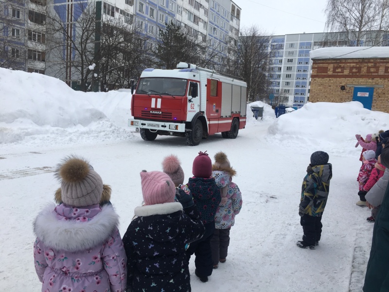 Пожарные в гостях у малышей