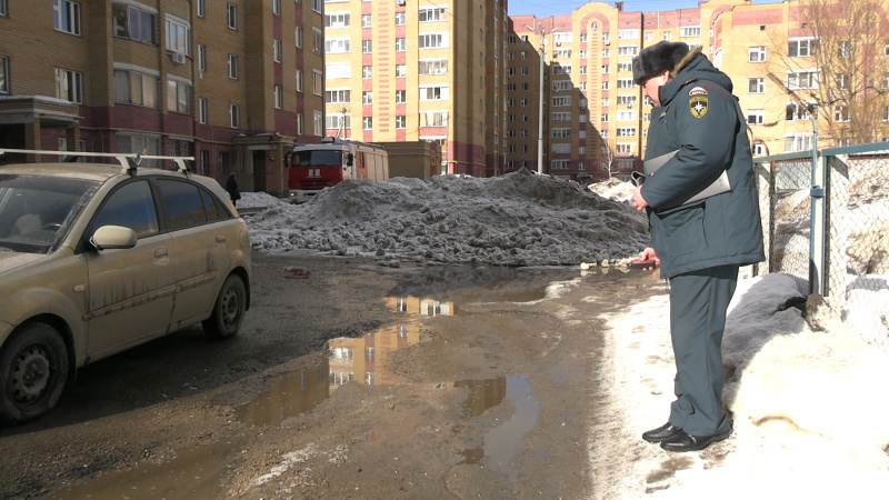 Припаркованные во дворах автомобили – серьёзное препятствие для пожарной техники