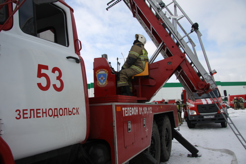 Зеленодольские пожарные провели учения на 18-этажном жилом доме