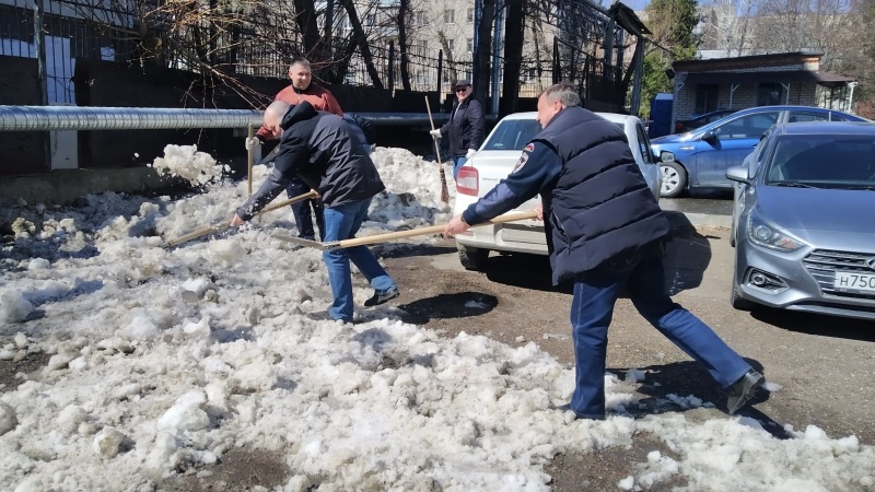 Сотрудники Главного управления МЧС РФ по РТ и МЧС РТ приняли участие в субботнике