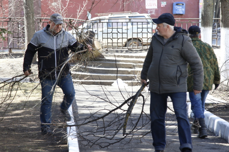 Сотрудники Главного управления МЧС РФ по РТ и МЧС РТ приняли участие в субботнике