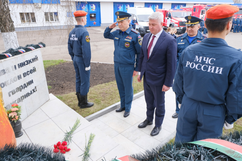 В канун Дня пожарной охраны России в Нижнекамске открыли монумент пожарной бронетехнике - на въезде в город на постаменте установили танк Т-55 и бронетранспортёр «Ветлуга»