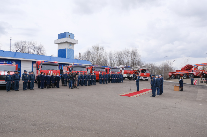 В канун Дня пожарной охраны России в Нижнекамске открыли монумент пожарной бронетехнике - на въезде в город на постаменте установили танк Т-55 и бронетранспортёр «Ветлуга»