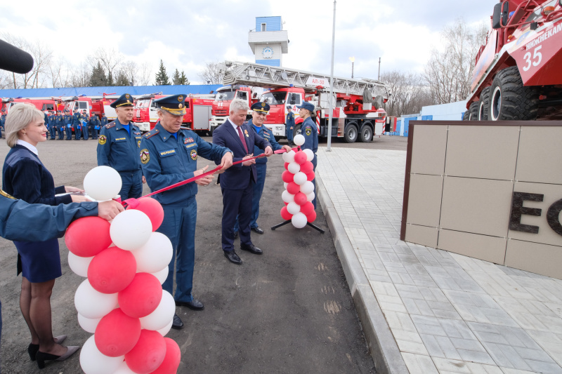 В канун Дня пожарной охраны России в Нижнекамске открыли монумент пожарной бронетехнике - на въезде в город на постаменте установили танк Т-55 и бронетранспортёр «Ветлуга»