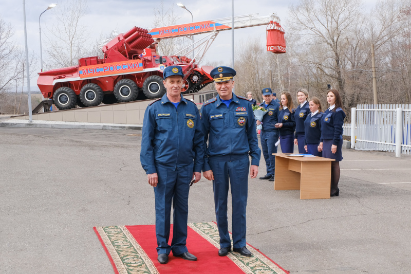 В канун Дня пожарной охраны России в Нижнекамске открыли монумент пожарной бронетехнике - на въезде в город на постаменте установили танк Т-55 и бронетранспортёр «Ветлуга»