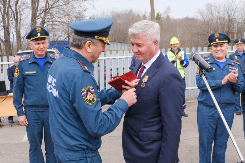 В канун Дня пожарной охраны России в Нижнекамске открыли монумент пожарной бронетехнике - на въезде в город на постаменте установили танк Т-55 и бронетранспортёр «Ветлуга»