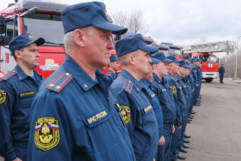 В канун Дня пожарной охраны России в Нижнекамске открыли монумент пожарной бронетехнике - на въезде в город на постаменте установили танк Т-55 и бронетранспортёр «Ветлуга»