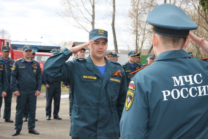 Молодые пожарные приняли присягу сотрудников МЧС