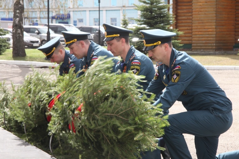 Молодые пожарные приняли присягу сотрудников МЧС