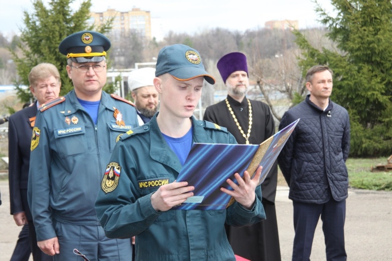 Молодые пожарные приняли присягу сотрудников МЧС