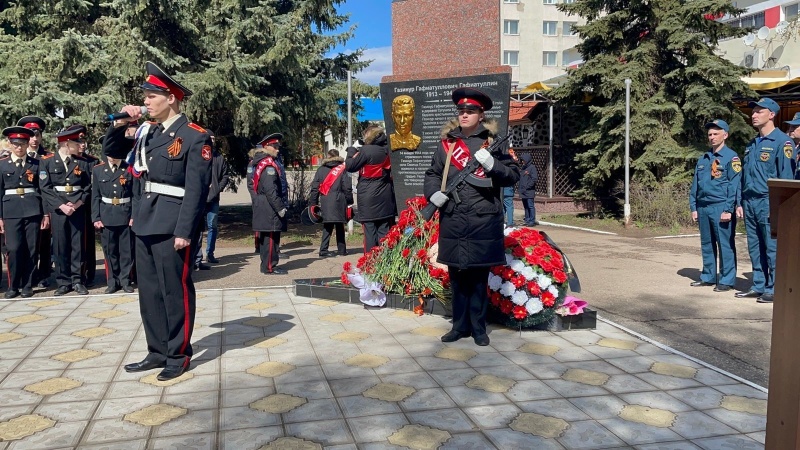 В Бугульме состоялся  памятный митинг у стелы огнеборца - Героя Советского Союза Газинура Гафиатуллина