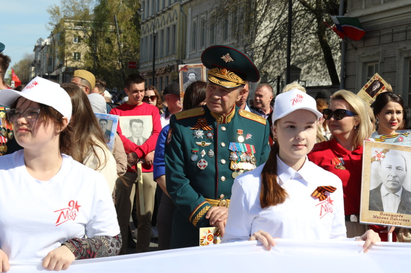 В акции "Бессмертный полк" приняли участие руководство и сотрудники Главного управления МЧС России по РТ