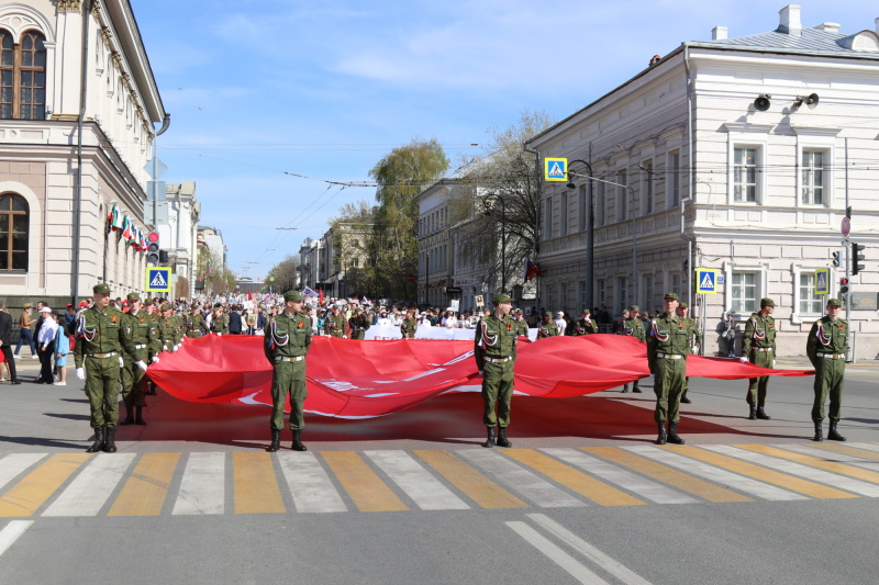 В акции "Бессмертный полк" приняли участие руководство и сотрудники Главного управления МЧС России по РТ