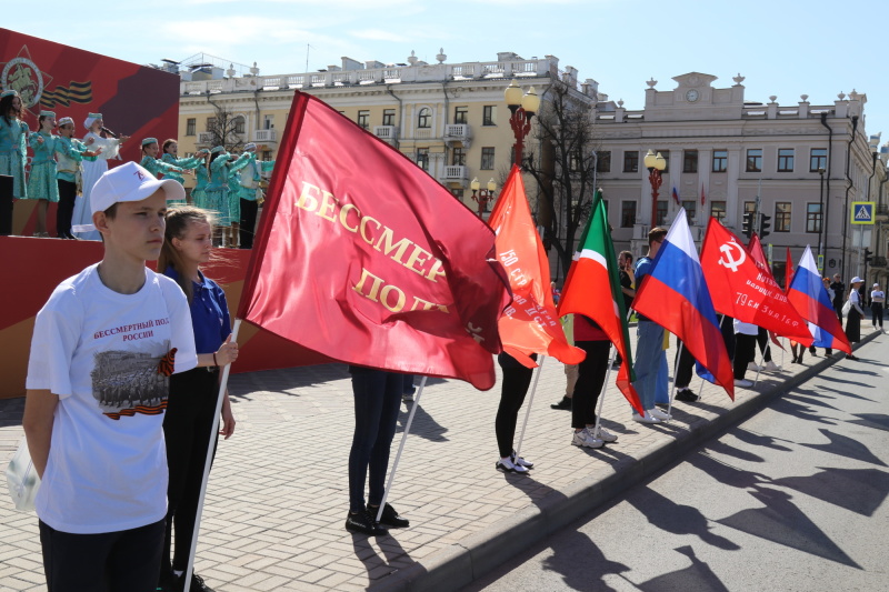 В акции "Бессмертный полк" приняли участие руководство и сотрудники Главного управления МЧС России по РТ