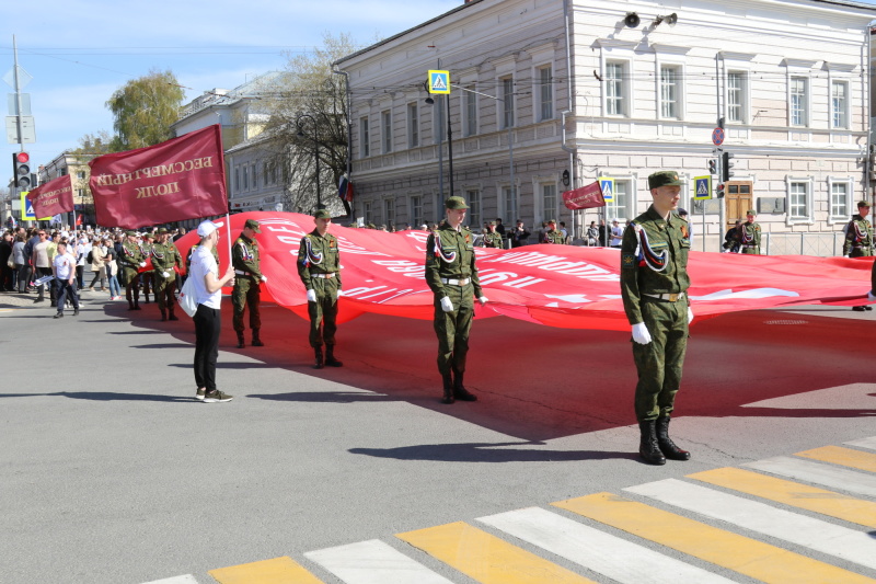 В акции "Бессмертный полк" приняли участие руководство и сотрудники Главного управления МЧС России по РТ