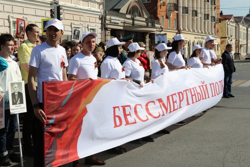 В акции "Бессмертный полк" приняли участие руководство и сотрудники Главного управления МЧС России по РТ