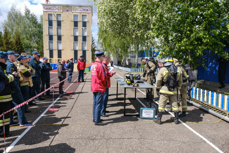 Достойный приём: в Нижнекамске состоялись республиканские соревнования газодымозащитной службы