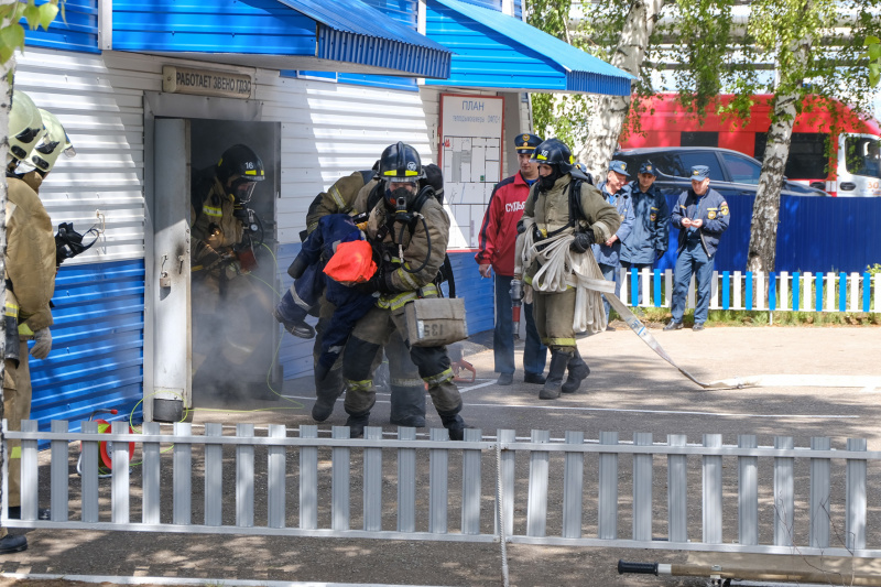 Достойный приём: в Нижнекамске состоялись республиканские соревнования газодымозащитной службы