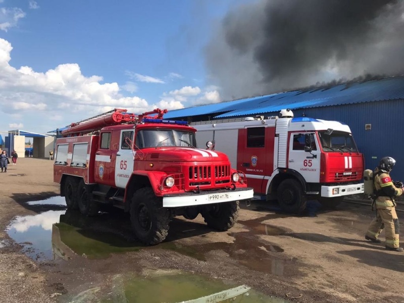 Пожарно-спасательные подразделения МЧС России ликвидируют пожар в городе Альметьевск