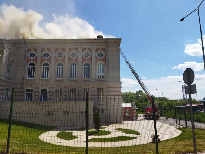 Пожарно-спасательные подразделения МЧС России ликвидируют пожар в городе Казань