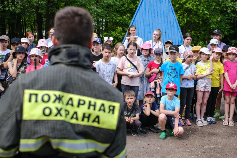 О пожарной безопасности нескучно: нижнекамские огнеборцы побывали в летнем лагере «Юность»