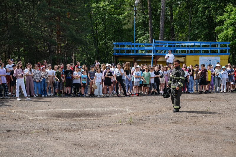 О пожарной безопасности нескучно: нижнекамские огнеборцы побывали в летнем лагере «Юность»