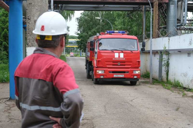 Пожарно-тактическое учение: огнеборцы отработали действия по тушению пожара на топливном резервуаре Нижнекамской ТЭЦ