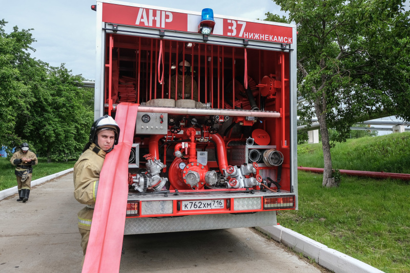 Пожарно-тактическое учение: огнеборцы отработали действия по тушению пожара на топливном резервуаре Нижнекамской ТЭЦ