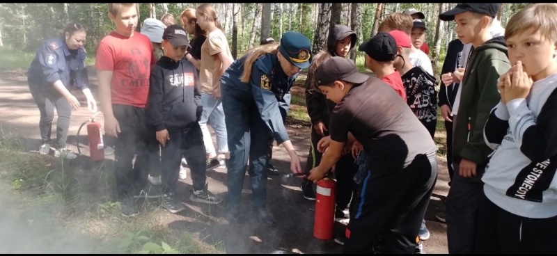 Занятие по пожарной безопасности в палаточном лагере