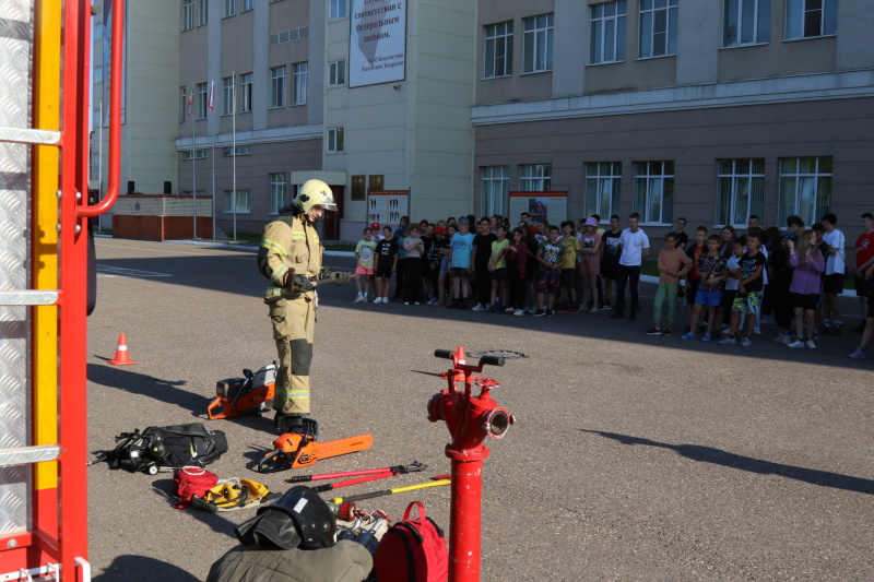 Пожарные в гостях у юных армейцев