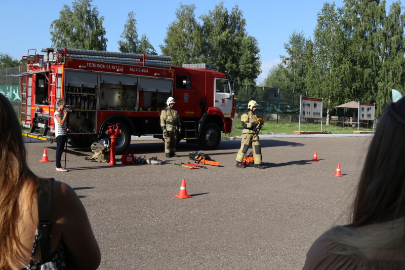 Пожарные в гостях у юных армейцев