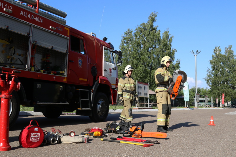 Пожарные в гостях у юных армейцев