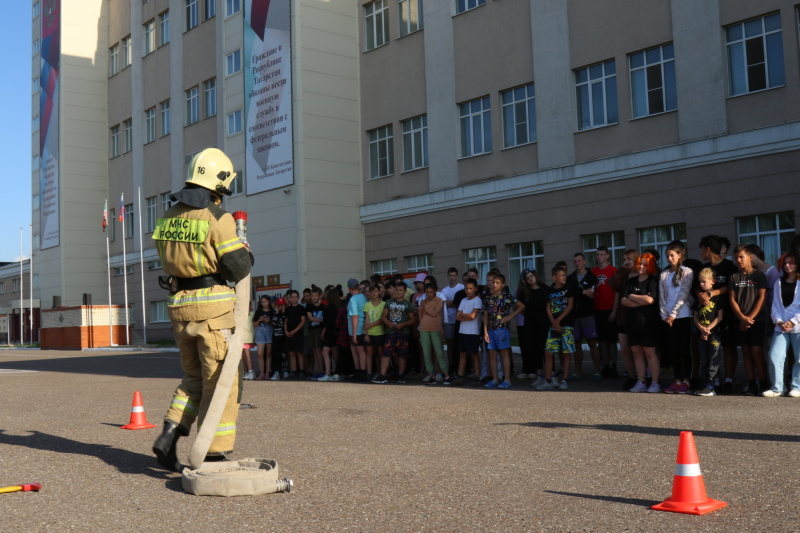 Пожарные в гостях у юных армейцев