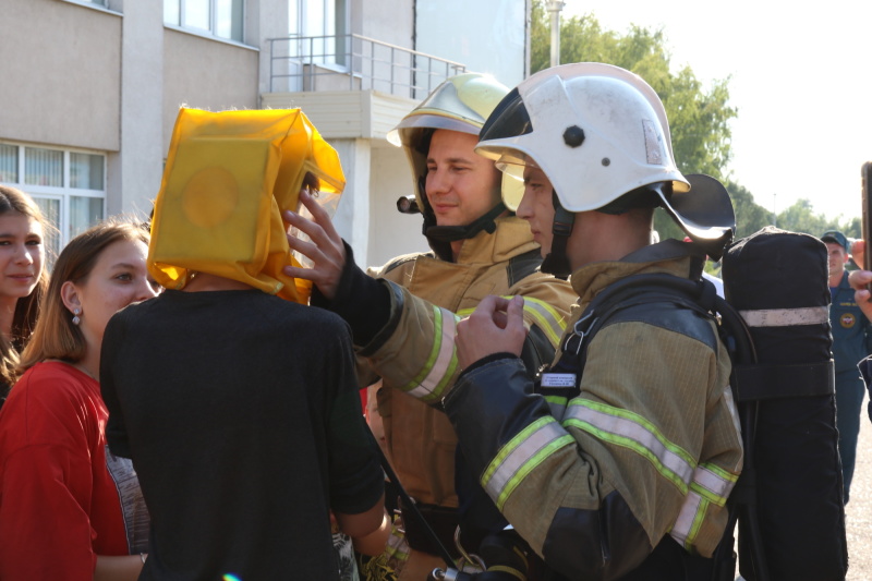 Пожарные в гостях у юных армейцев