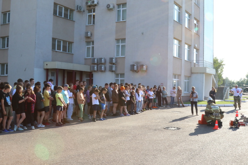 Пожарные в гостях у юных армейцев