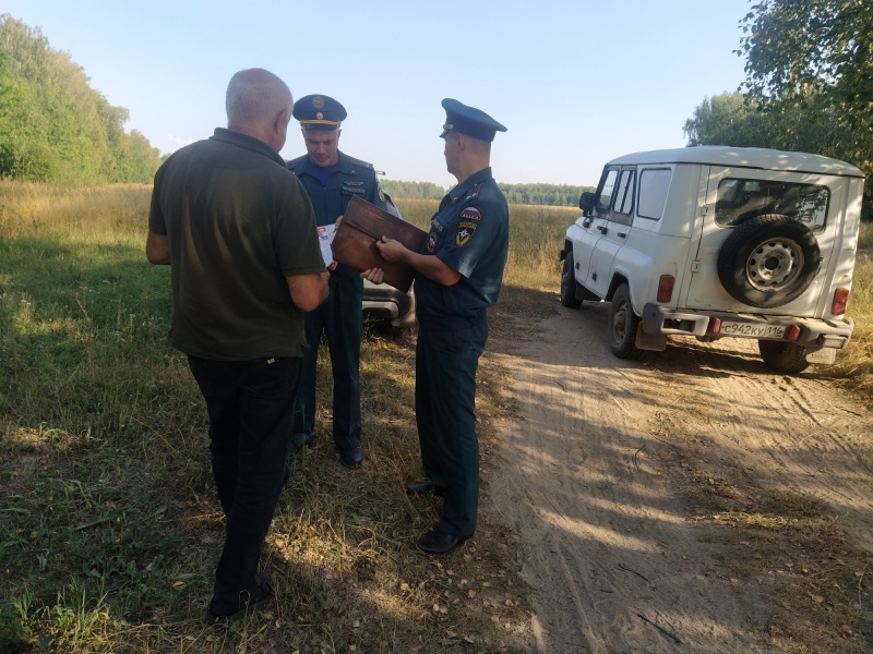 В условиях повышенной пожарной опасности сотрудники МЧС вышли в профилактические рейды