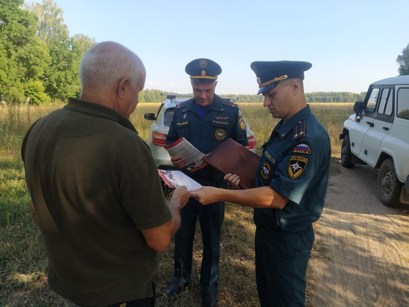 В условиях повышенной пожарной опасности сотрудники МЧС вышли в профилактические рейды