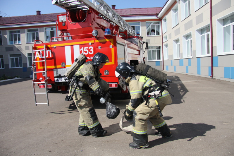 Зеленодольские пожарные провели  пожарно-тактические учения в Васильевской кадетской школе-интернате