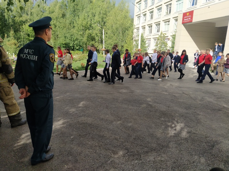 Тренировки по эвакуации детей сотрудники МЧС проводят во всех школах республики