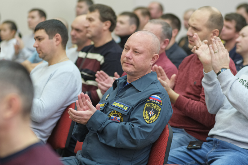 Образец для ребёнка: представитель  отряда Федеральной противопожарной службы Нижнекамского филиала Управления договорных подразделений  по Республике Татарстан поощрён ассоциацией отцов за вклад в воспитание молодого поколения