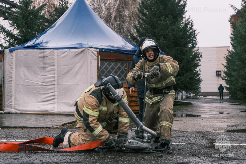 Основные элементы пожарной работы: соревнования по боевому развертыванию выявили сильнейшие караулы среди нижнекамских огнеборцев