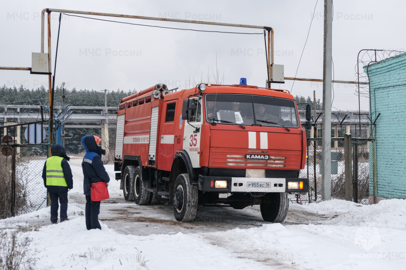 Нижнекамские огнеборцы отработали действия по ликвидации факельного горения газа на шаровом резервуаре