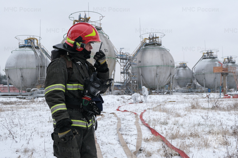 Нижнекамские огнеборцы отработали действия по ликвидации факельного горения газа на шаровом резервуаре