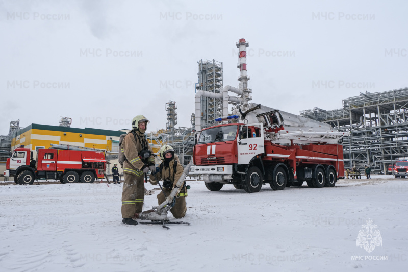 Нижнекамские огнеборцы ликвидировали условный пожар на установке каталитического гидрокрекинга