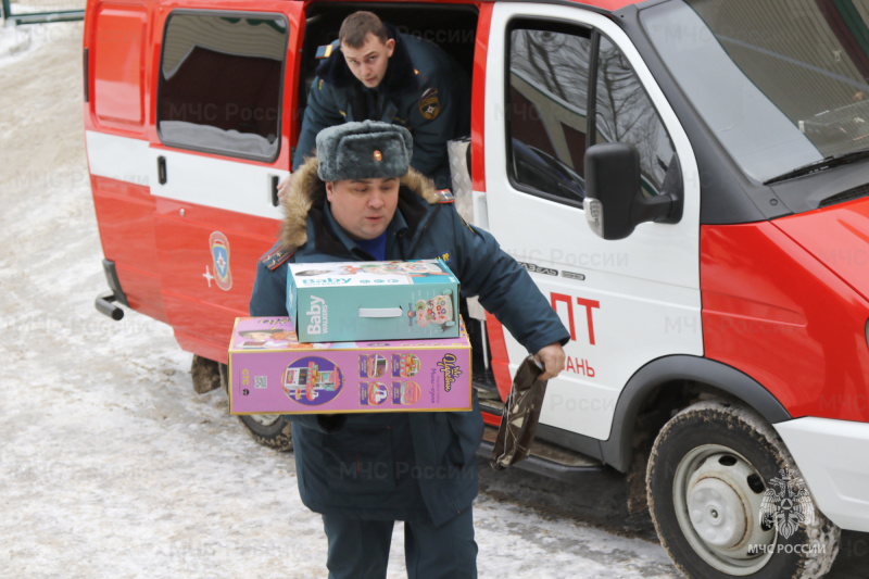 Волшебники из Казанского пожарно-спасательного гарнизона воплотили новогодние мечты малышей Республиканского Дома ребёнка