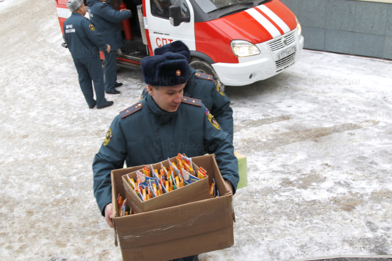 Волшебники из Казанского пожарно-спасательного гарнизона воплотили новогодние мечты малышей Республиканского Дома ребёнка