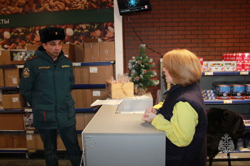 Сотрудники МЧС продолжают проверки магазинов, торгующих пиротехникой