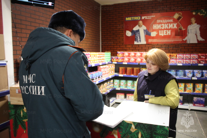 Сотрудники МЧС продолжают проверки магазинов, торгующих пиротехникой