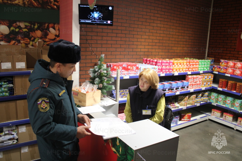 Сотрудники МЧС продолжают проверки магазинов, торгующих пиротехникой