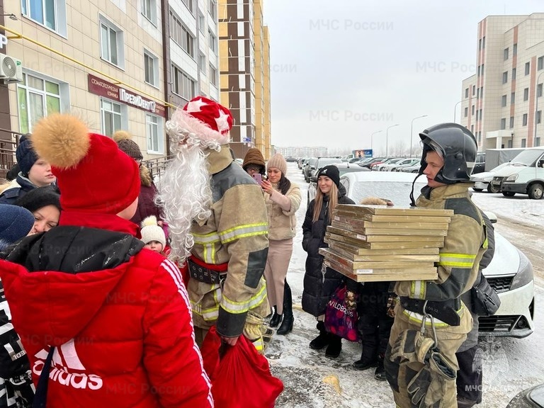 Пожарный Дед Мороз в гостях у детского реабилитационного центра «Дар»